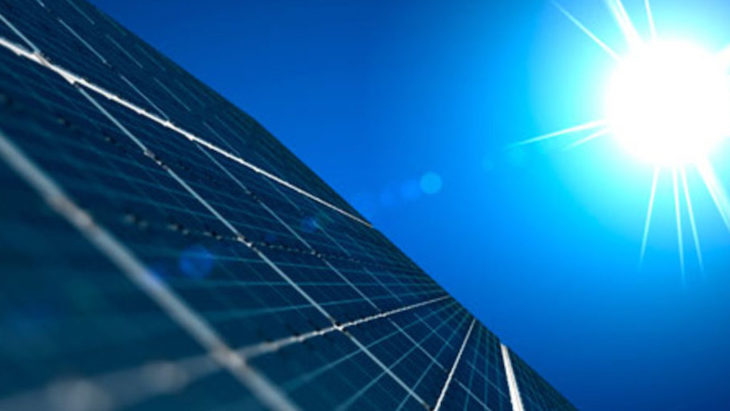 Reciclar papel solo con energía renovable es útil para el clima