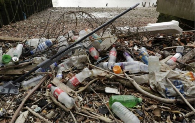 Una treintena de multinacionales destinarán 877 millones de euros a eliminar plásticos en el medio ambiente