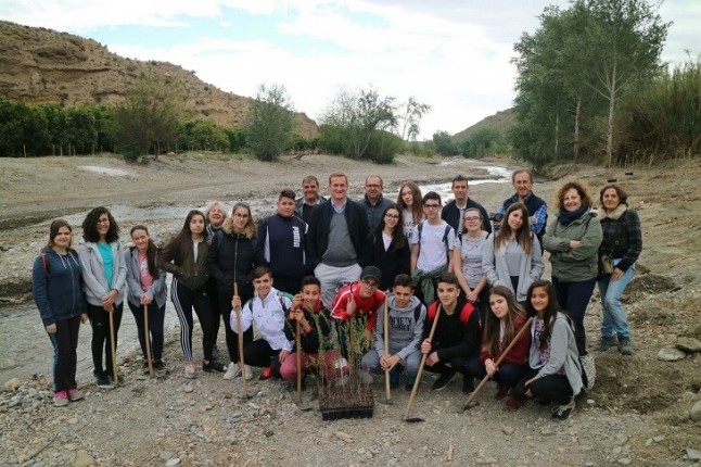 Plantan más de 14.000 pies de árboles y arbustos para recuperar los sotos del río Andarax