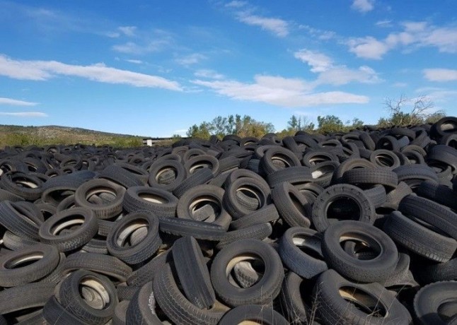 Alerta en Alcalá de Guadaíra por un vertedero con escombros y 325 neumáticos detrás de La Adufe