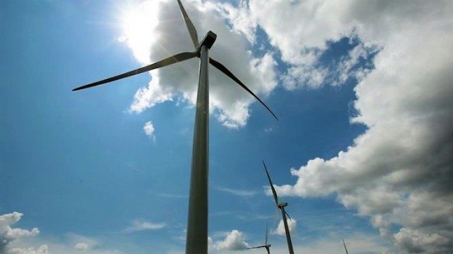 Vestas y EDPR instalan un prototipo híbrido conectado a un aerogenerador