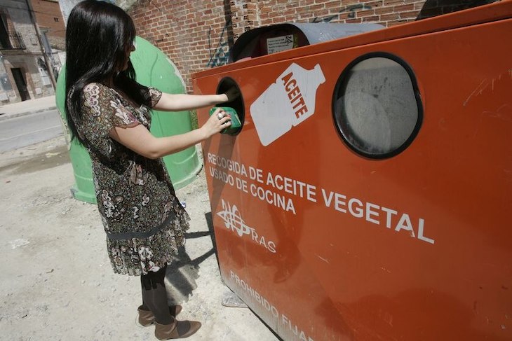Residuos y reciclaje. El contenedor de aceite vegetal usado llega a Madrid