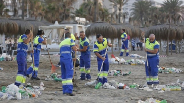 Este sábado retirarán basura del arenal de la playa malagueña de las Acacias