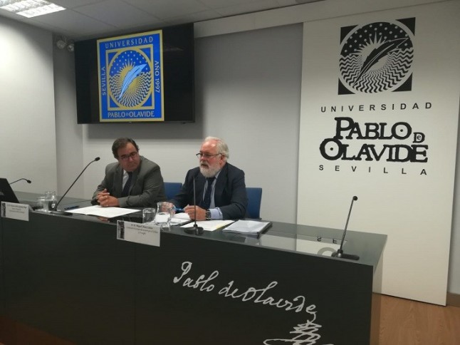 El comisario europeo Arias Cañete visita la UPO de Sevilla y conoce sus iniciativas medioambientales