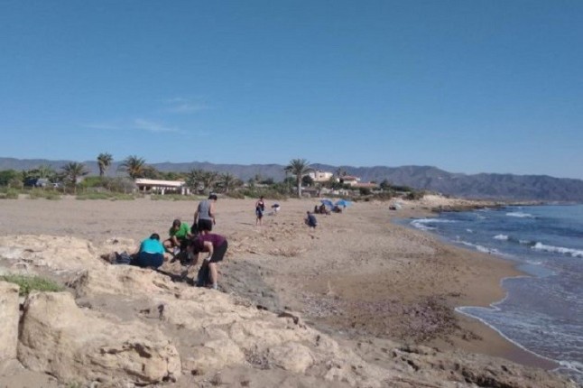 Retirados 1.500 kilos de plásticos y otros residuos arrastrados a las playas de Calnegre por las lluvias