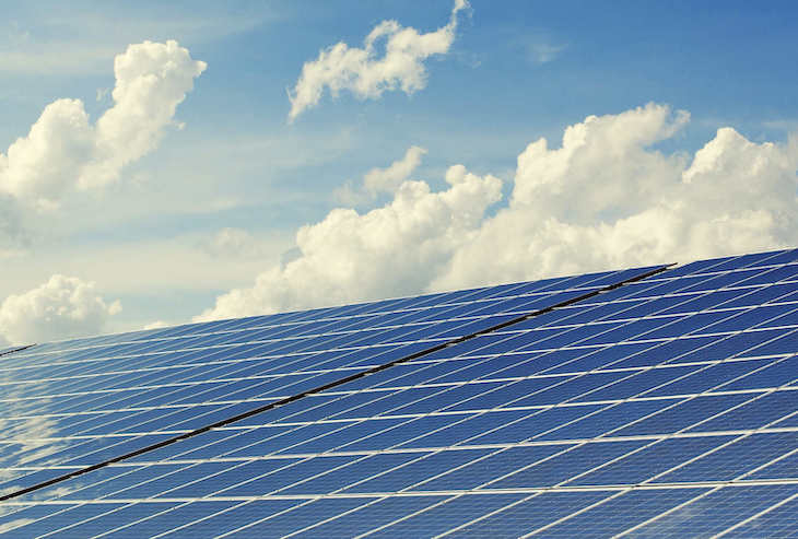 PSOE pide placas fotovoltaicas en todos los colegios de Málaga para que sean sostenibles