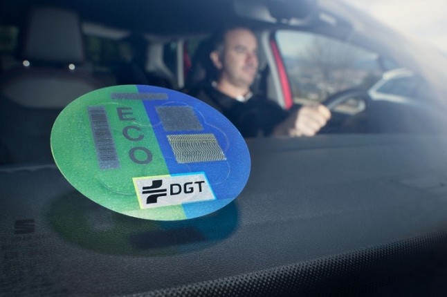 Los etiquetas ambientales de la DGT ya pueden adquirirse en 2.400 oficinas de Correos