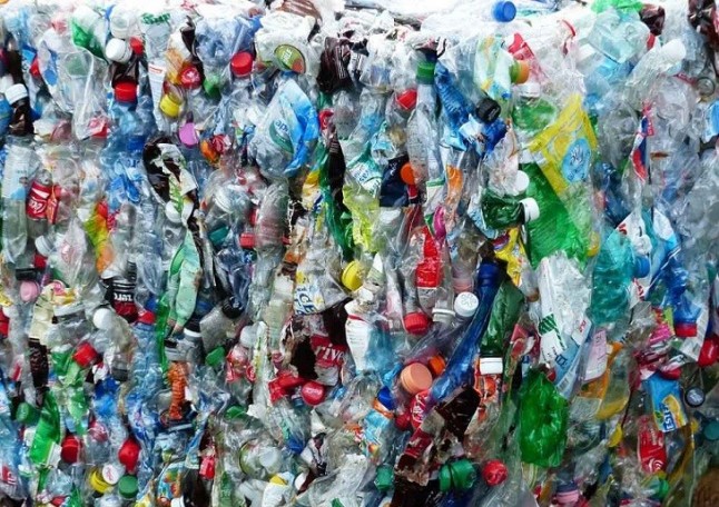 Científicos de Granada analizan la viabilidad de reciclaje industrial de plásticos presentes en residuos sólidos urbanos