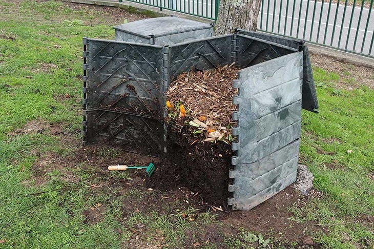 El concello de Foz entrega al vecindario la nueva partida de compostadores suministrada por Sogama