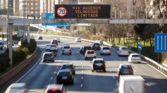 Este jueves se mantiene la reducción de la velocidad máxima a 70 km/hora en la M-30 y accesos por alta contaminación