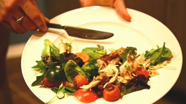 Comida con alimentos desechados para concienciar sobre el desperdicio