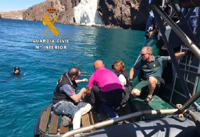 Liberada en Almería una tortuga con el caparazón deformado tras quedar enredada en plásticos en el mar