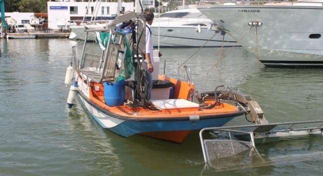 Las barcas de limpieza del litoral recogen 13