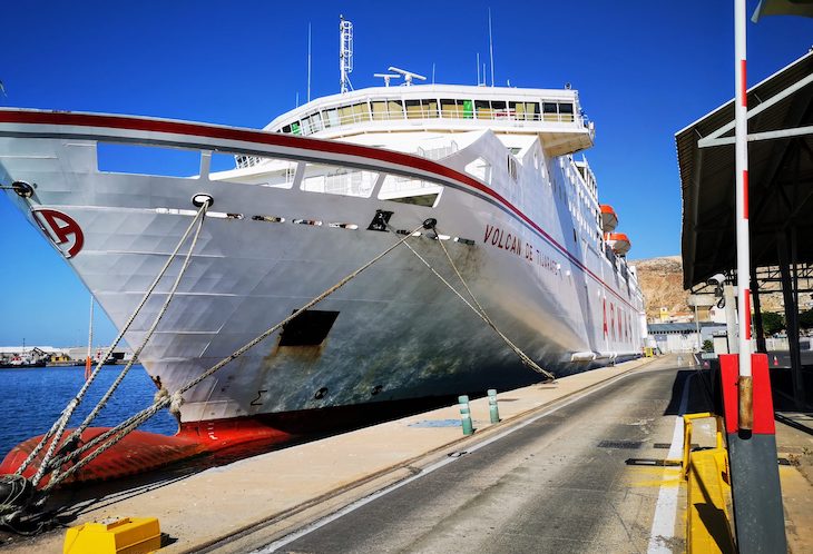 Un ferri se abastece por primera vez de energía eléctrica en su estancia en el puerto de Almería