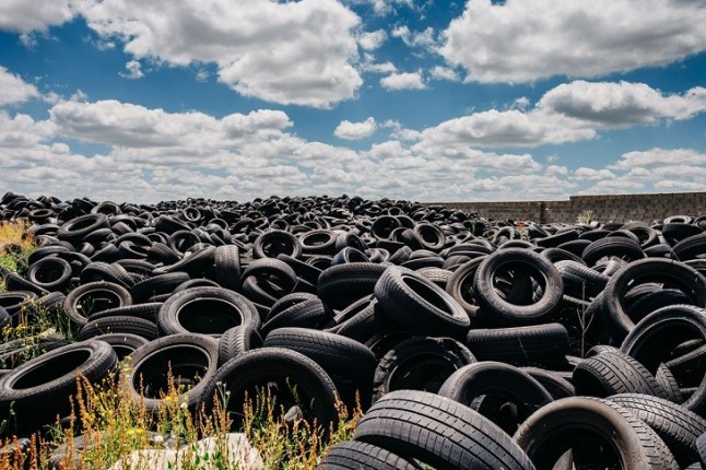 Alerta máxima en Chiva por la acumulación en una parcela de 35.000 neumáticos en riesgo de incendio