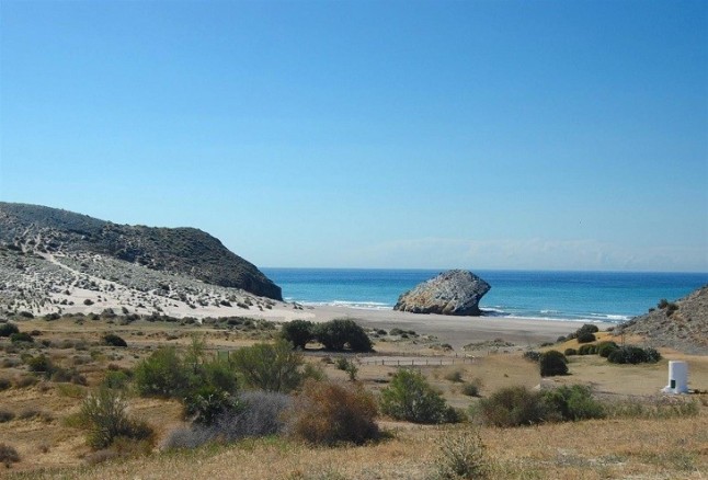 El aparcamiento de vehículos en las playas de acceso restringido de Cabo de Gata será gratuito este año