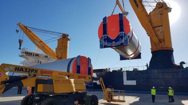El puerto de Sevilla carga la mayor torre eólica marina del mundo
