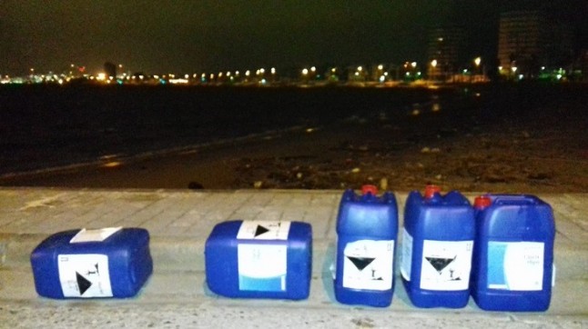 Presencia de botes de desinfectante en la playa de Poniente de La Línea