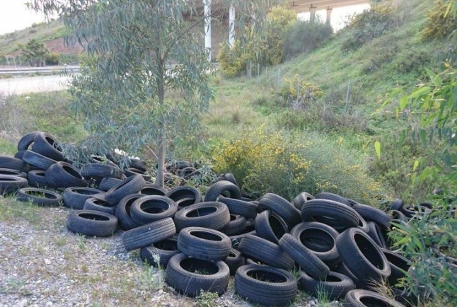 Investigan a una empresa por abandonar más de 100 neumáticos junto a un camino rural en Sevilla