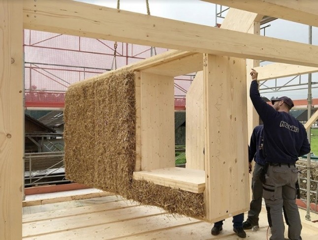 "la construcción con paja llega a la ciudad"