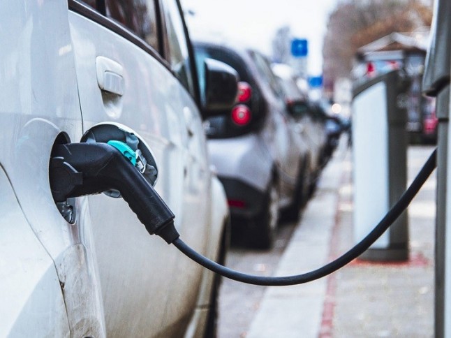 Casado pide el compromiso de las administraciones con el coche eléctrico