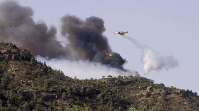 El Gobierno envía 12 medios aéreos al incendio de Torre del Español (Tarragona) que sigue fuera de control
