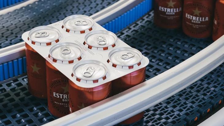Estrella Damm apuesta por cambiar las anillas de plástico de sus latas por otras de cartón biodegradable