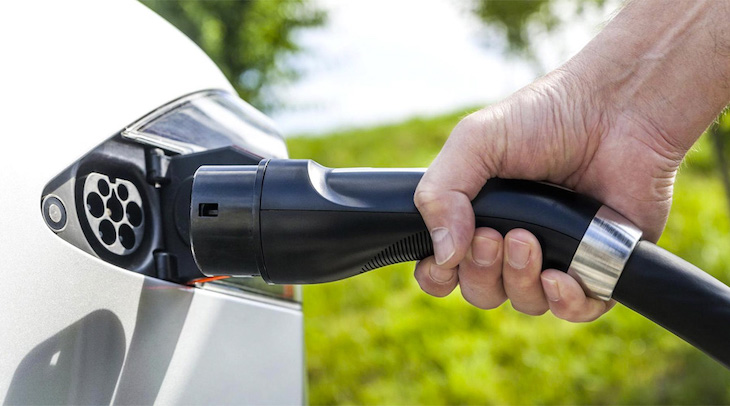 El metro de Sevilla incorpora un cargador para coches eléctricos en el parking de la estación de San Juan Bajo
