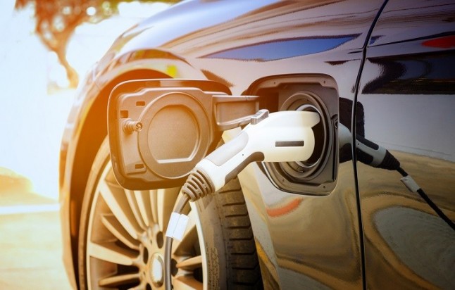 Mercedes-Benz y Endesa instalan puntos de carga para los modelos Clase S 560e y E300 en los hogares