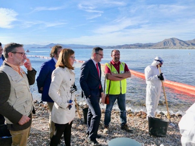 Desarrollado con éxito un simulacro de lucha contra la contaminación marina accidental en la mar y en la playa de La Azohía