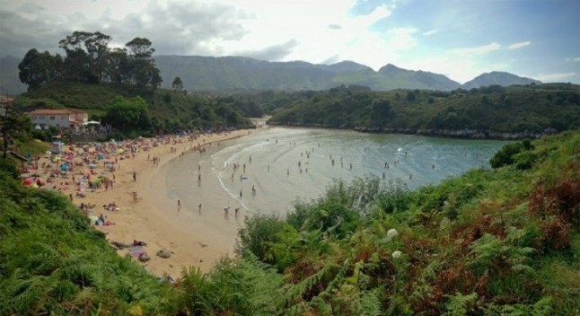 Aparece de nuevo contaminada la bonita playa de Poo en LLanes