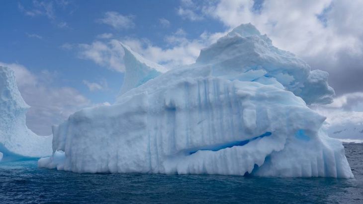 Profundos canales socavan un glaciar antártico como Florida