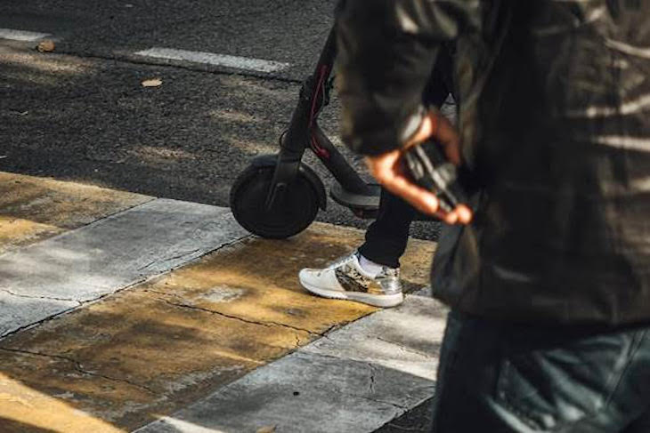 Vehículos eléctricos versus peatones
