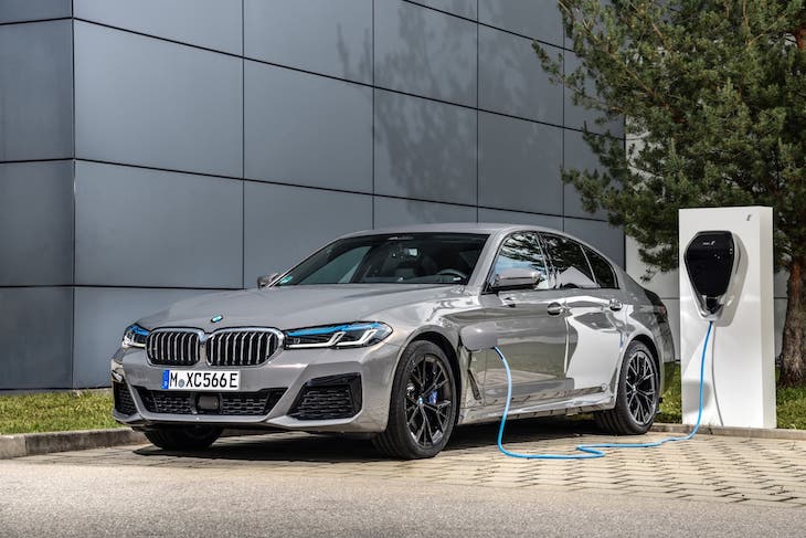 BMW incorpora nuevos híbridos enchufables en sus Serie 3 y Serie 5