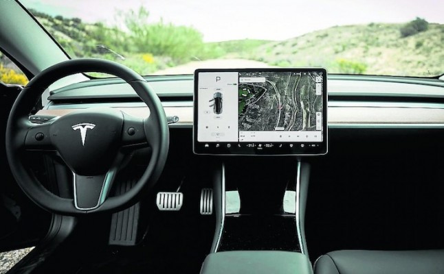 Tesla convierte a sus vehículos en videoconsolas mientras cargan la batería
