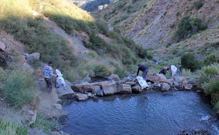 Sierra Nevada reparten bolsas biodegradables
