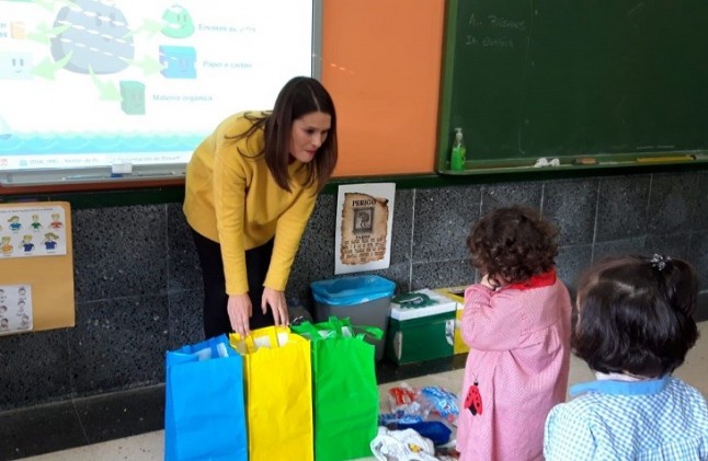 Cerca de 1.200 escolares y 75 docentes asistieron a las clases impartidas por Recíclate con Sogama
