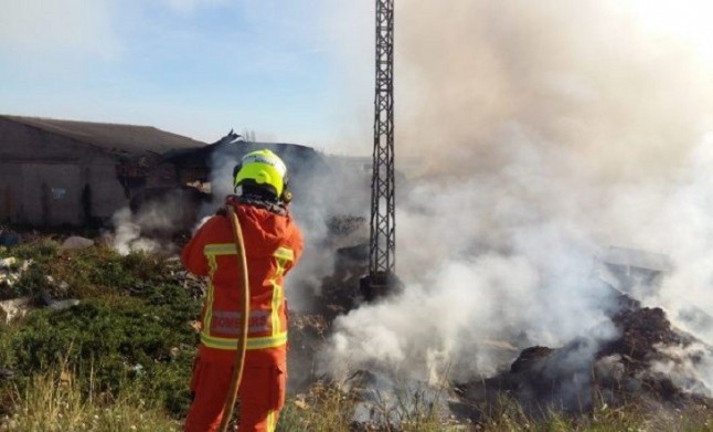 Sollana recomienda cerrar las ventanas por el cambio del viento en la zona del incendio