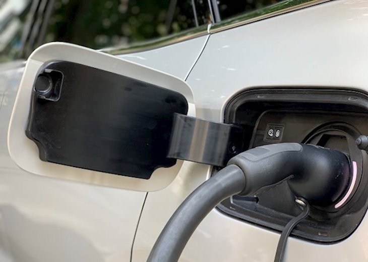 Incentivar coches de combustión es un error ‘histórico’