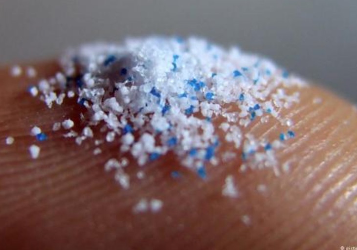 Alerta roja con los microplásticos en la preparación de biberones de leche de fórmula