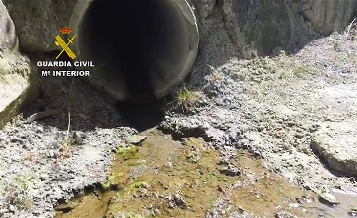 Investigan el vertido de amoniaco al río Oria