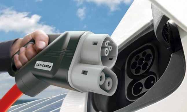 La Diputación de Badajoz entrega los cuatro primeros coches eléctricos de los 200 que distribuirá a todos los municipios