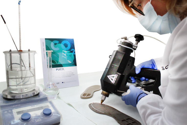 CO2 industrial transformado en pinturas