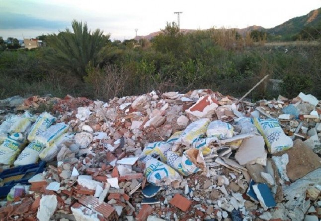 Ahora Murcia denuncia la existencia de una escombrera en plena huerta que contiene amianto