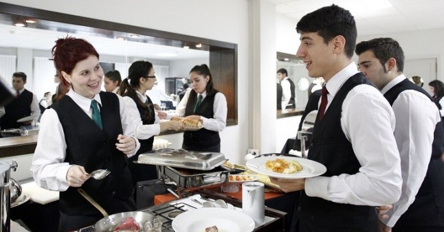 Galicia. Alumnos de hostelería y turismo del CIFP Carlos Oroza se forman en economía circular con Sogama