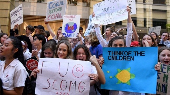 Miles de estudiantes protestan contra el cambio climático en Australia
