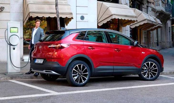 Opel permite a sus clientes probar sus coches eléctricos a domicilio