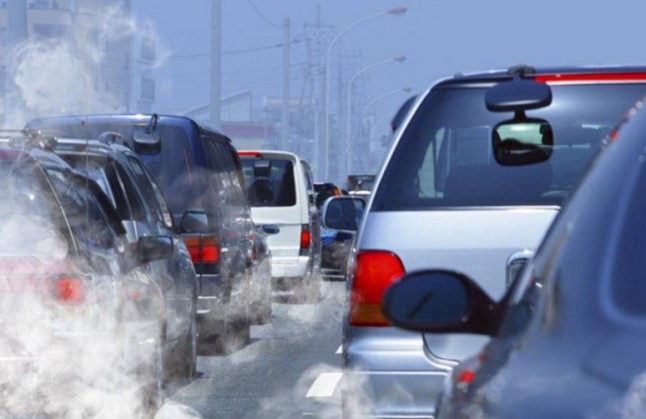 Greenpeace exige terminar con las emisiones de CO2 del transporte y adelantar el fin de los combustibles fósiles