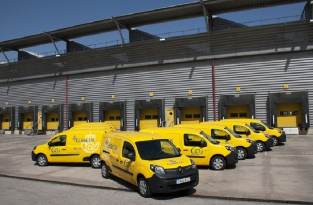 Correos identifica los más de 2.000 vehículos de su flota en Andalucía con los distintivos ambientales de la DGT