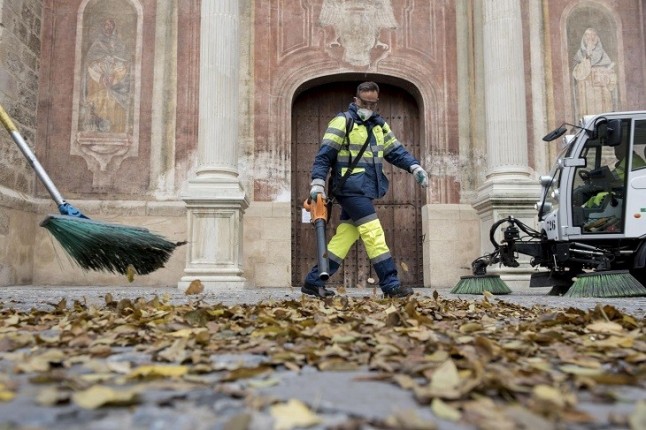 El Ayuntamiento de Granada activa la campaña de recogida de hojas con maquinaria menos ruidosa
